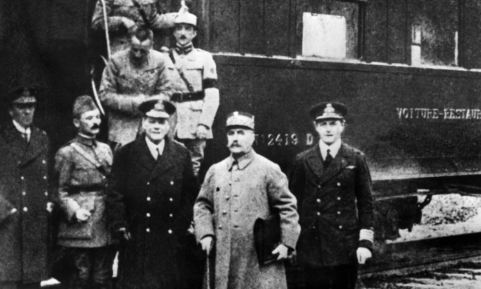 L'11 novembre 1918, i firmatari tedeschi, britannici e francesi dell'armistizio che pose fine alla Prima guerra mondiale https://oglobo.globo.com/mundo/de-1918-2018-fim-da-primeira-guerra-mundial-completa-100-anos-23223474#ixzz8hUgbxdQw
